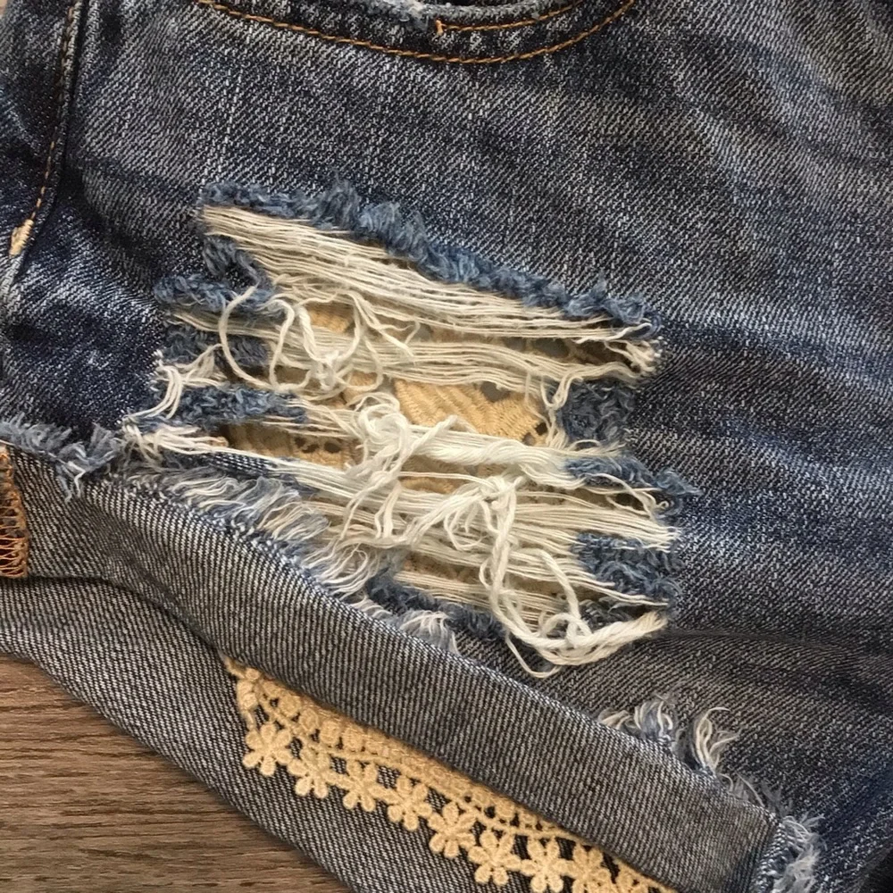 American Eagle Hi Rise Festival Distressed Lace Detail Shorts 0